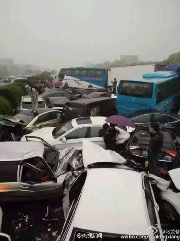 沪宁高速常州段发生连环车祸 50多辆车相撞