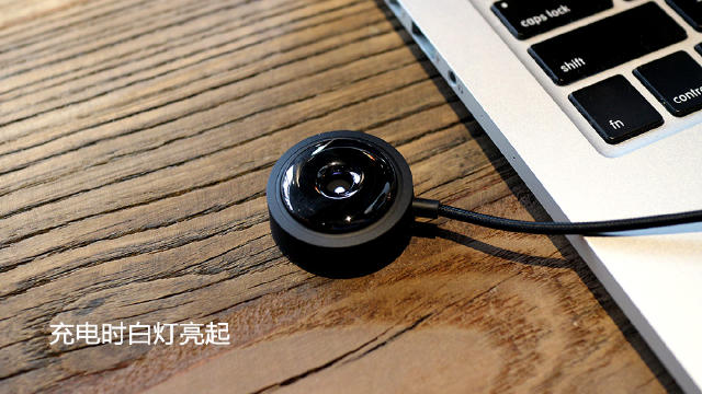 2015年，华米科技发布Amazfit手环。虽然是小米系产品，但是Amazfit手环呈现精致小巧的美感，而且还请来宅男女神高圆圆助阵。