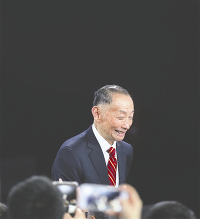 3月29日是著名京剧大师梅葆玖82岁的生日,可是没想两天后,他就因突发突发支气管痉挛,导致脑缺氧送医院抢救。