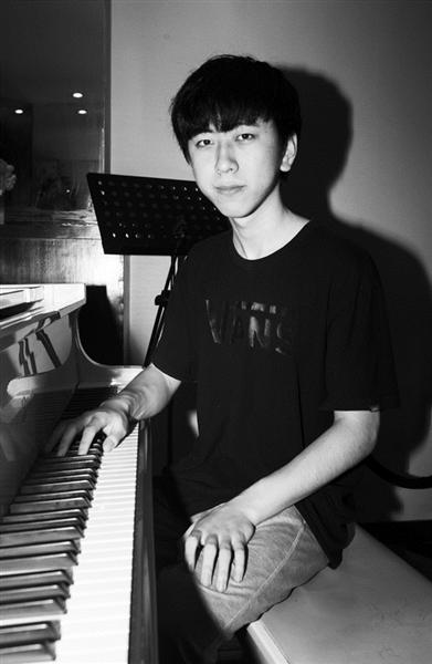 杭州小伙子初一开始学钢琴 被美国伯克利音乐
