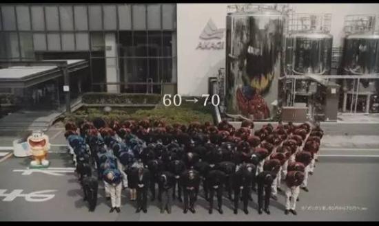 ガリガリ君最早发售于1981年,当时卖50日元。十年后的1991年,涨到了60日元,随后这个价格就保留了25年。跟老冰棍一样,它深受国民的喜爱。