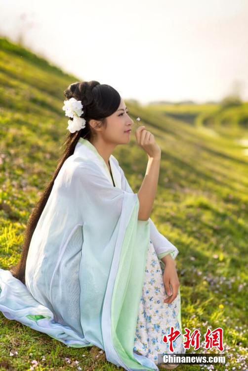 女大学生村官自费拍宣传照 为乡村美景“代言”