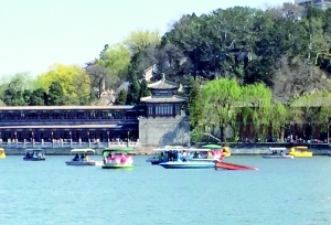图中圈出为划子被风掀翻在湖中。