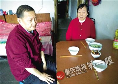 何田忠二哥和家人一同用饭时,城市给弟弟摆上一副碗筷。