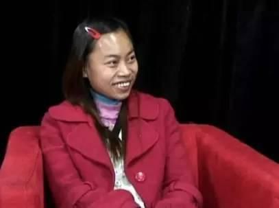 乍一看,这段经历确实挺“励志”的:一个农村走出来的毫无背景、各方面条件都极为一般的女子,不仅在美国生活了5年多,如今还成了美国官方电视台的专访嘉宾。这样的经历,可不是谁都能有的。