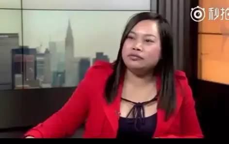 其中,她还特别重提自己当年在上海街头公开征婚北大清华硕士生的事情。她说征婚事件后,她不仅没有得到大家的认可与祝福,反而遭到人们鄙视。原因则是她来自【社会最底层的农民家庭出身】,学历是【社会最底层的大专学历】,工作是【社会最底层的收银员】。她说,这种底层人是没有人权的,只能被欺负。