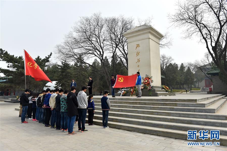 当日是清明节,山西省太原市各界群众来到牛驼寨烈士陵园,缅怀革命先烈