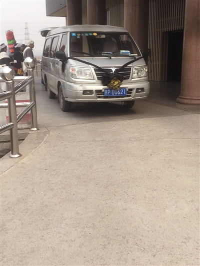 3月31日上午,一辆“黑殡仪车”将尸体拉进通州殡仪馆。