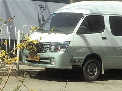 3月29日,八宝山殡仪馆西侧,有“黑殡仪车”停泊路边。