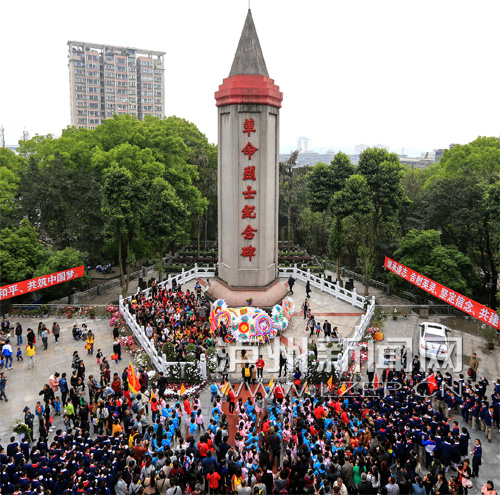4月1日,泸州市烈士陵园里的革命烈士纪念碑前摆满了寓意哀思,祭奠的小