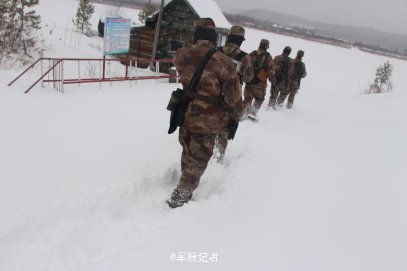 漠河4月突降创纪录暴雪 边防官兵巡逻(组图)漠河突降暴雪,北极官兵四