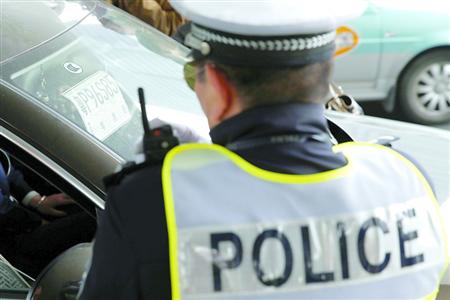 克日,杨浦交警在五角场贸易区整治吊挂外省市暂时号牌的车辆。 /晨报记者 殷立勤