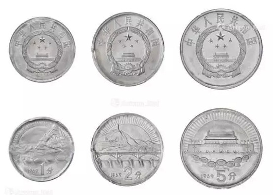 我国一共发行了3大系列的硬分币：即1955~1992年壹、贰、伍分硬币；1993~2000年发行的套装硬币；2005~2013年发行的壹分硬币。2001~2004年中断发行，2005~2013年又每年发行版面不同的壹分硬币。这九枚一分硬币被称为新世纪的九小金刚，也称为“福币”。