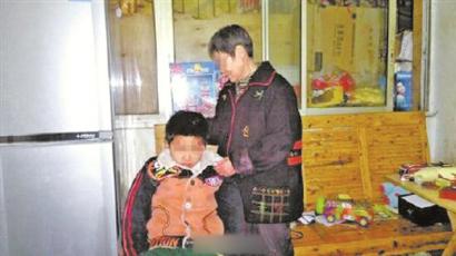 得救的小男孩和奶奶
