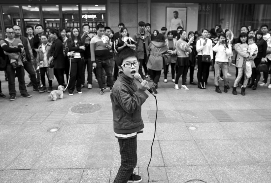 10岁男孩长沙闹市街头卖唱养家 享受当明星