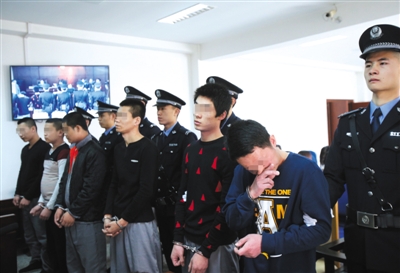 昨天,6名持械袭警的原告人被带上法庭受审。