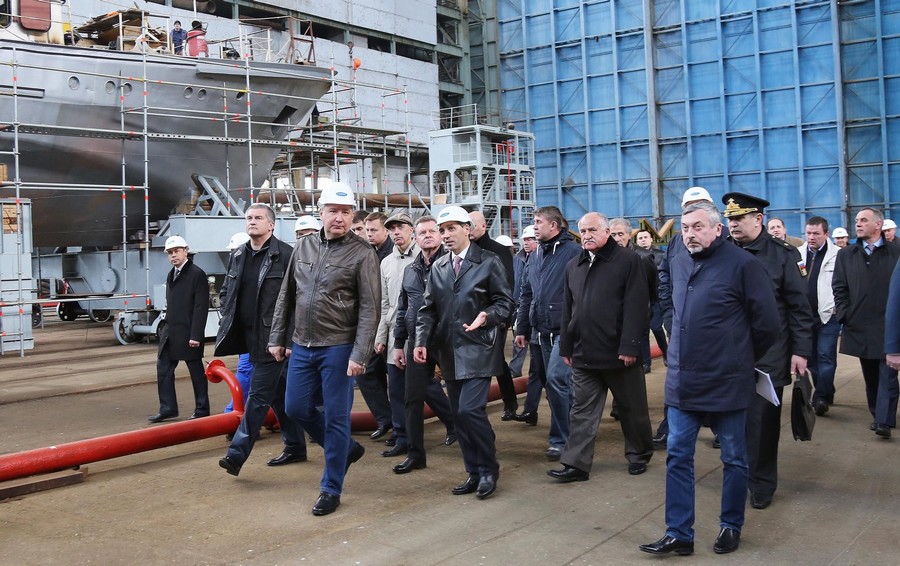 近日,俄罗斯副总理罗戈津视察了位于克里米亚的大海造船厂,船坞中一艘