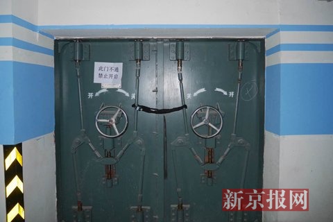 玫瑰坊商業中心地下二層,門被物業鎖上ㄨ並且貼上了告示。新京報原本東鶴城記者 王嘉寧 攝