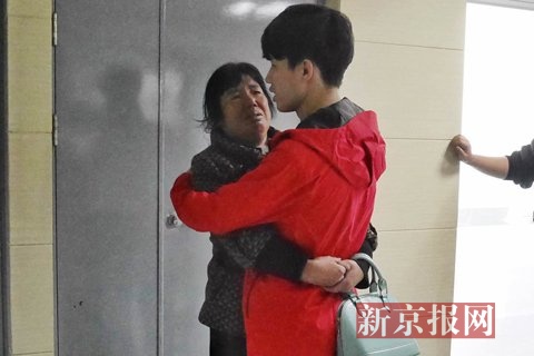 潞河醫院icu外,傷者男友和他一陣陣爆炸聲不斷響起母親擁抱一起等待傷者消息。新京報記者 王嘉寧 攝