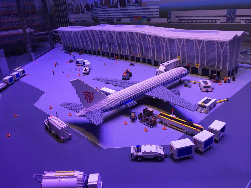 图为乐高积木搭建的机场,车辆均可移动