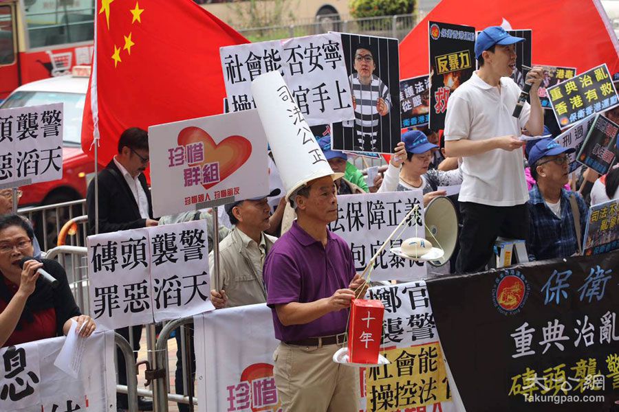 香港市民团体在法庭外示威，要求严惩暴徒。