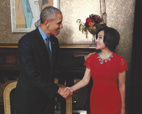 刘晓庆为蜡像揭幕成首位入住名人 微博晒与赵薇合影似姐妹