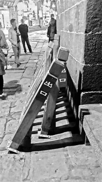 凤凰县4月9日便拆除了古城内全部的查票关卡