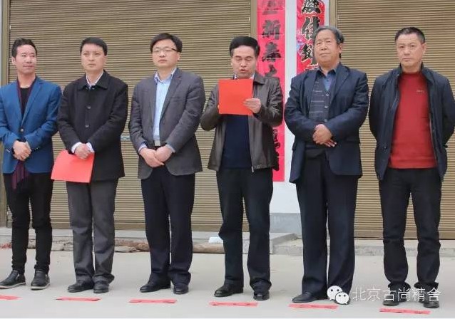 本次展览由内乡县人大副主任岳书晓(右三)主持