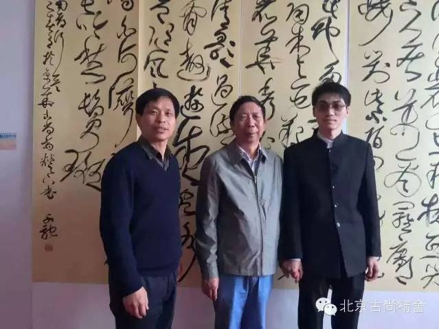 南阳市政协主席刘朝瑞(中)在著名书法家张青山(左)先生的陪同下参观展览