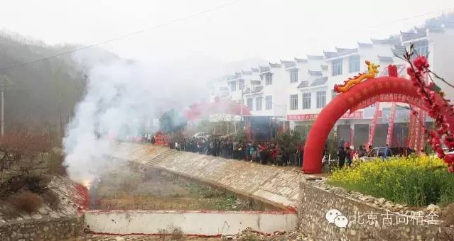 不戴胸花,不需花篮,因为这里是花的海洋。为了更好的接地气,响应父老乡亲们的提议,就放一串鞭炮吧,祈福今年的桃花沟又是一个丰收年!感恩家乡,感恩厚土!