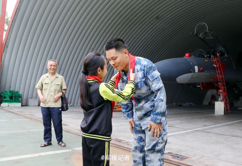 4月8日,南部战区空军航空兵某师开展主题为"走进军营,追梦空天"的军营