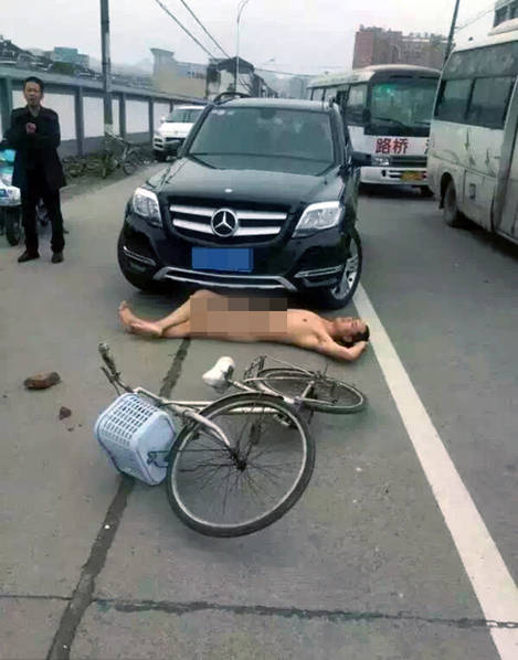 2016年4月10日，浙江温岭市横湖桥地段，一名男子为讹钱，推着自行车脱光衣服在路边等碰瓷，并在一辆正停下来的奔驰车前迅速躺倒在地。
