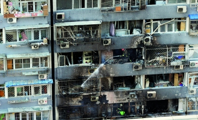 海淀区红联南村小区发生燃气爆燃事故,消防员共救出8人,其中1人死亡,2