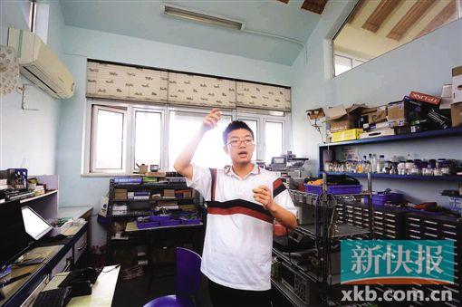 李晨天的课外光阴,简直都投入在这间晨天试验室里。