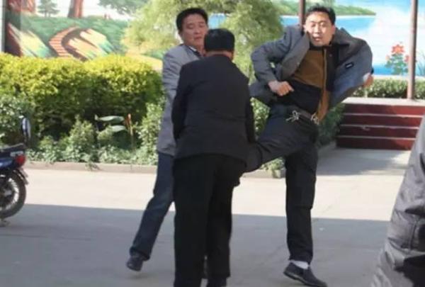 河北柏乡县情况督查大队的一位中队长和大队长,曾因语言反面拳脚相加。