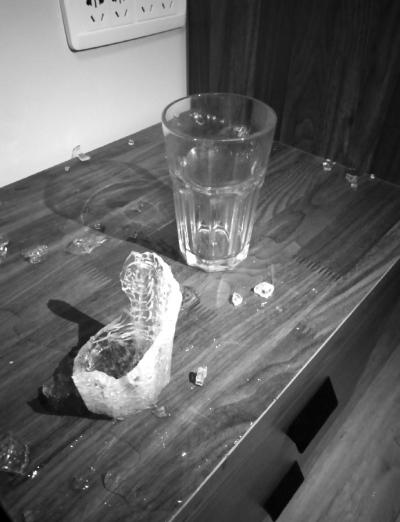 爆炸的玻璃杯只剩下杯底和部分杯壁。吴先生供图