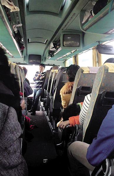  导游陈明和在大巴车上告诉游客不要负隅顽抗了.
