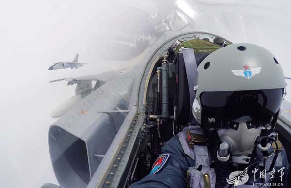 香港挂牌论坛 歼轰-7连夜奔袭数千公里 飞行员空中玩自拍