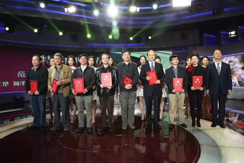 北京市委宣传部副部长余俊生为10位长江和韬奋奖得主颁发特约评论员