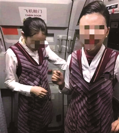 4月10日晚,南航北京飞广州的航班上,一名男子因对空姐服务不满,将水泼向两名空姐,并对其进行辱骂。白云机场公安经调查取证,认定男子公然侮辱他人,对其依法处以行政拘留三日。