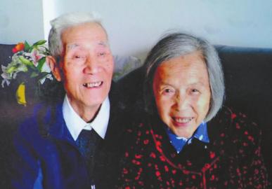 去年3月，吴自谦和李河清老人在家中的合影。