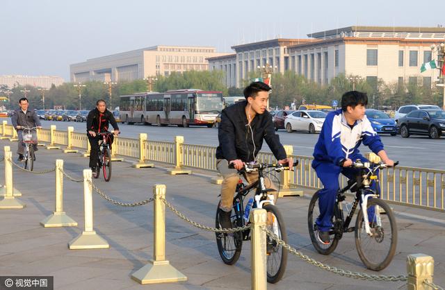 北京长安街禁行电动车 市民骑自行车出行