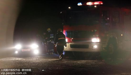 在山西临猗县里寺村，消防员在急救处置氯气泄露。