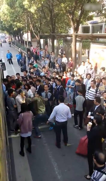 男子上前助阵,加入打老人阵营。