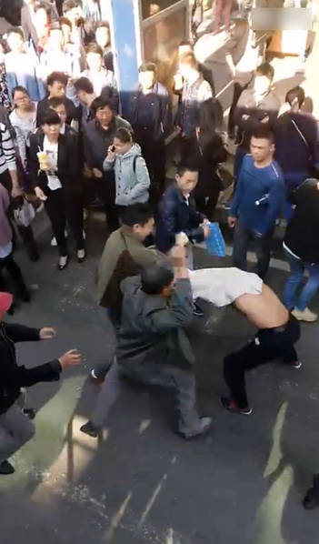 图为现场,男子和老人对打。
