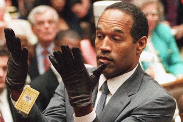 辛普森在法庭试戴手套