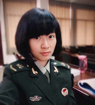 她,姓文名艺,2013年大学本科毕业后选择了从军报国,成为东部战区某