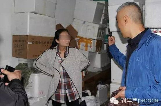 警方抓捕庞红卫女儿现场。