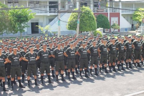 根据泰国法律，凡满21岁的适龄男青年，包括变性人都要向征兵单位报到。