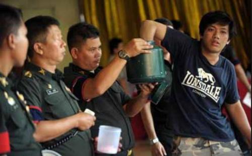 据泰国媒体报道，泰国每年征兵都会有很多有趣的事情发生，一些不想服兵役的男生在抽签时，费尽心思，令人哭笑不得。